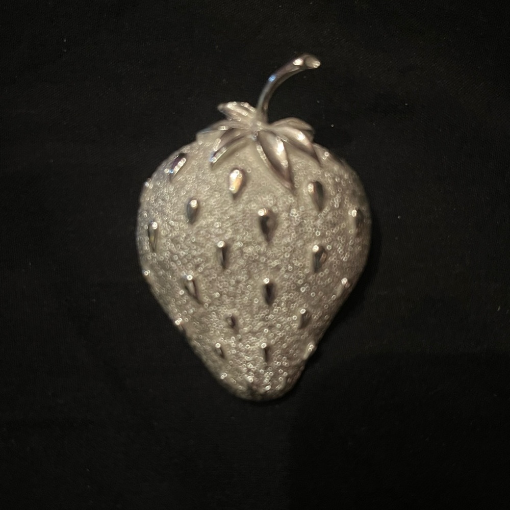 Sarah Coventry Silver Textured Strawberry Brooch Vintage